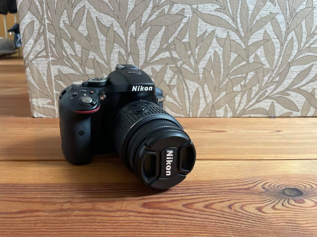 Nikon D5300 spiegelreflexcamera met oplader en nieuwe band, Audio, Tv en Foto, Fotocamera's Digitaal, Gebruikt, Spiegelreflex
