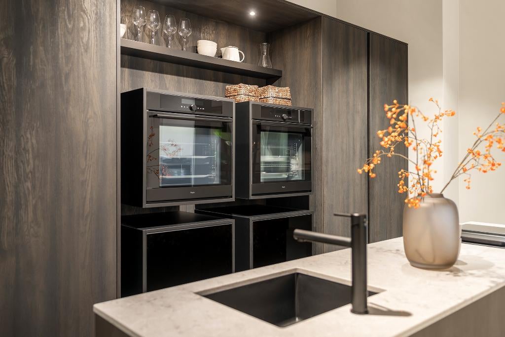 Luxe showroom keuken met donkere houtlook, Huis en Inrichting, Keuken | Complete keukens, Nieuw, Enkelwandige keuken, Zwart, Composiet