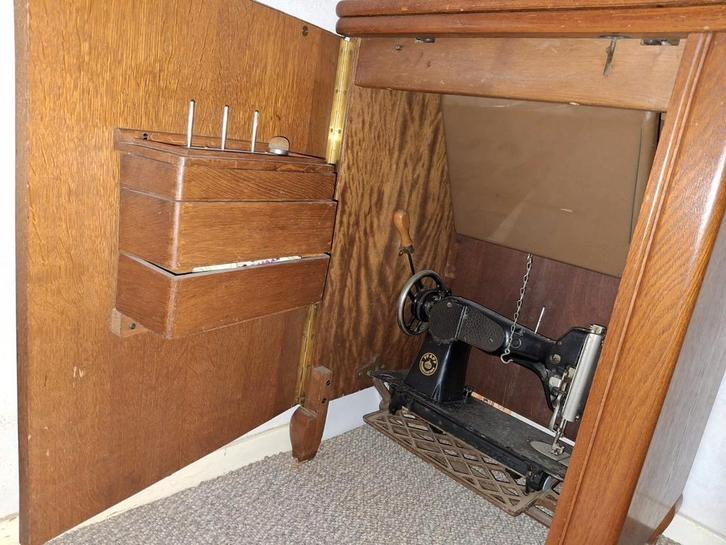 Antieke Pfaff naaimachine in kast, Antiek en Kunst, Antiek | Naaimachines, Ophalen