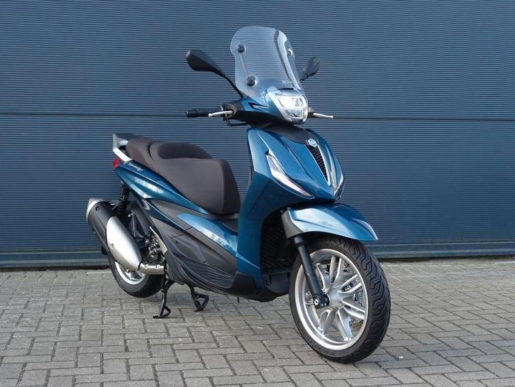 PIAGGIO NEW BEVERLY 300 HPE 2023 blue ZGAN weinig km, Motoren, Motoren | Piaggio, Bedrijf, Scooter, 12 t/m 35 kW, Minimaal motorrijbewijs A2
