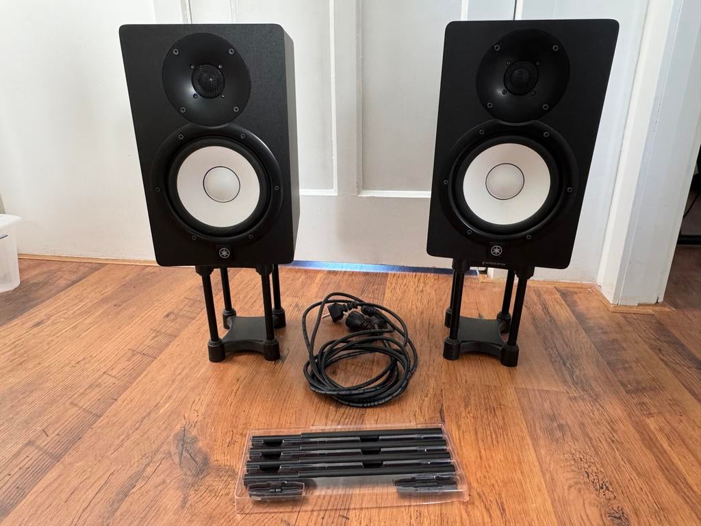 Yamaha HS7 studio monitors met IsoAcoustics tafelstatief, Ophalen, Zo goed als nieuw, Minder dan 500 watt, Monitor(versterker)