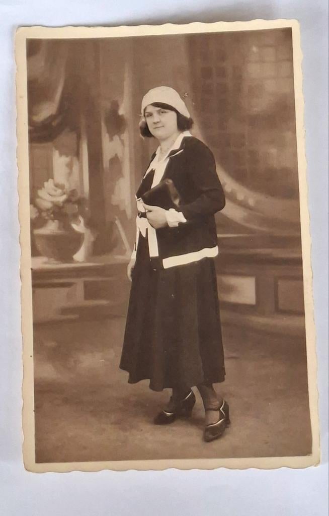 Fotokaart- studioportret- vrouw- rok- muts- Frankrijk, Ophalen of Verzenden, Voor 1940, Overige onderwerpen, Foto