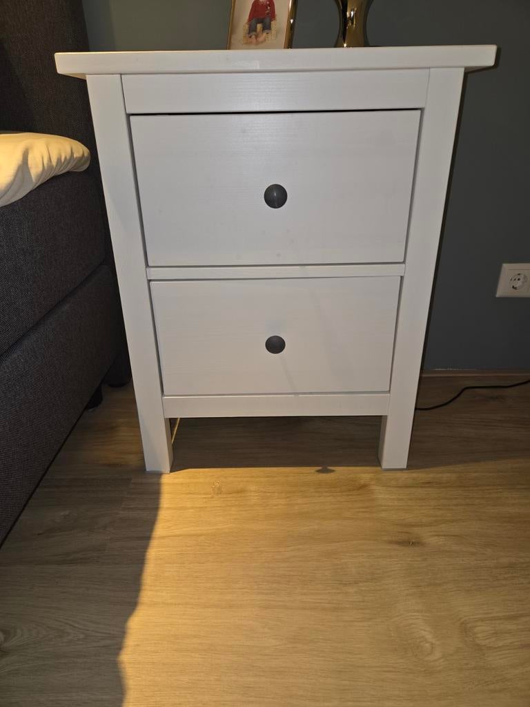 Twee Hemnes nachtkastjes: gladde en houten uitvoering, Huis en Inrichting, Slaapkamer | Nachtkastjes, Gebruikt, Minder dan 45 cm