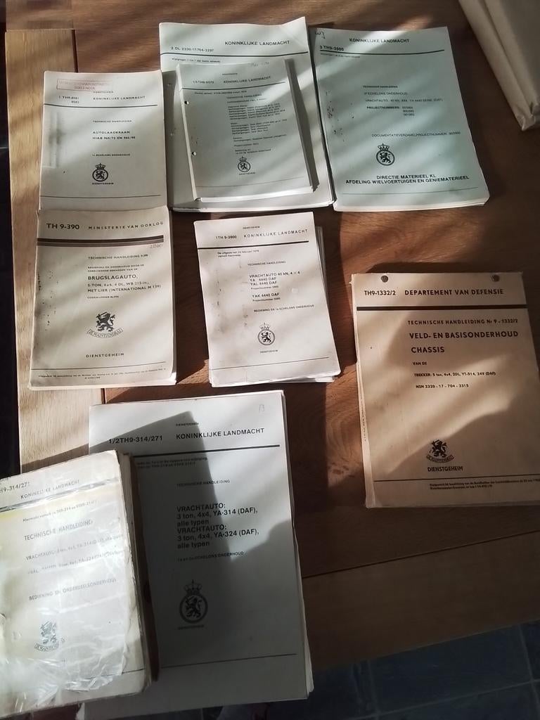 DAF YA en andere boeken Kon Landmacht, Ophalen of Verzenden