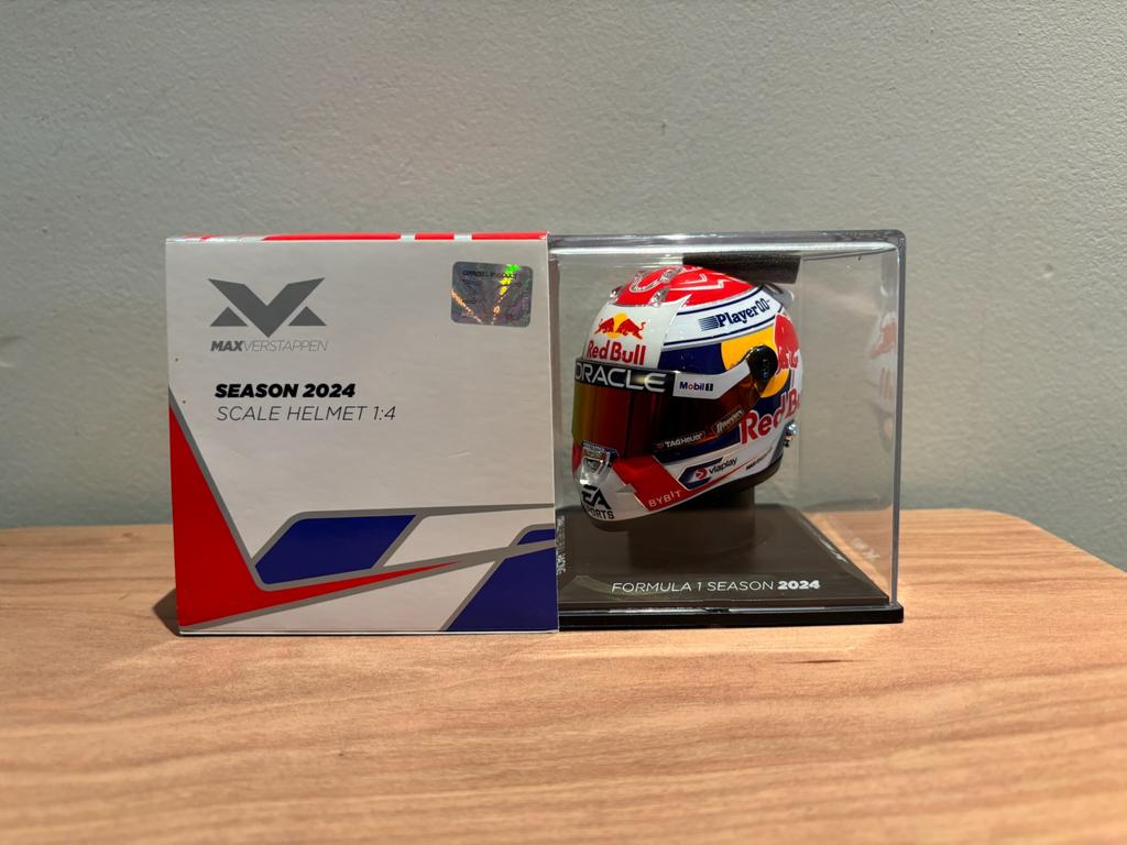 Max verstappen helm 1:4 seizoen 2024, Verzamelen, Automerken, Motoren en Formule 1, Ophalen of Verzenden, Zo goed als nieuw, Formule 1