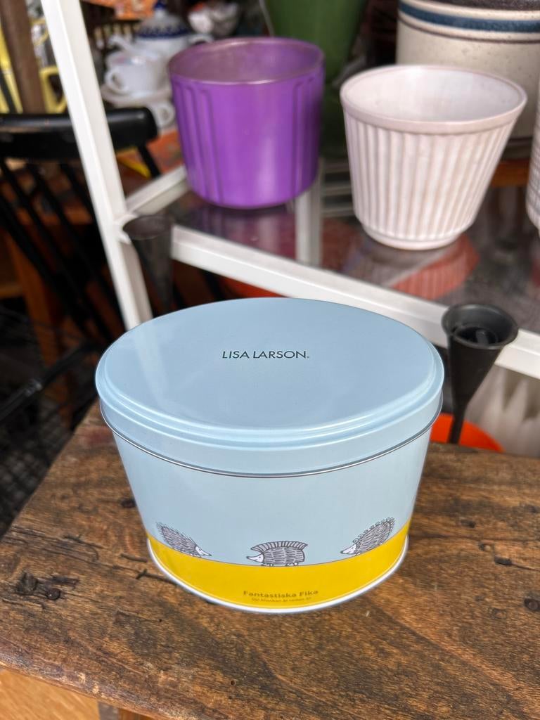 Lisa Larson Japan Koekblik Fika Egel Ovaal 12cm Verzamelaar, Ophalen of Verzenden, Zo goed als nieuw, Koek(jes), Overige merken