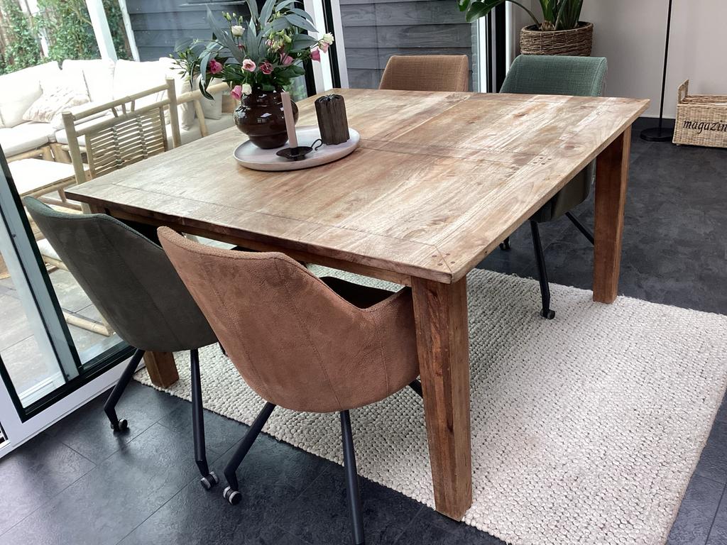 Mangohouten tafel met 4 Xooon stoelen (oker/groen), Ophalen, 100 tot 150 cm, Vierkant, Zo goed als nieuw