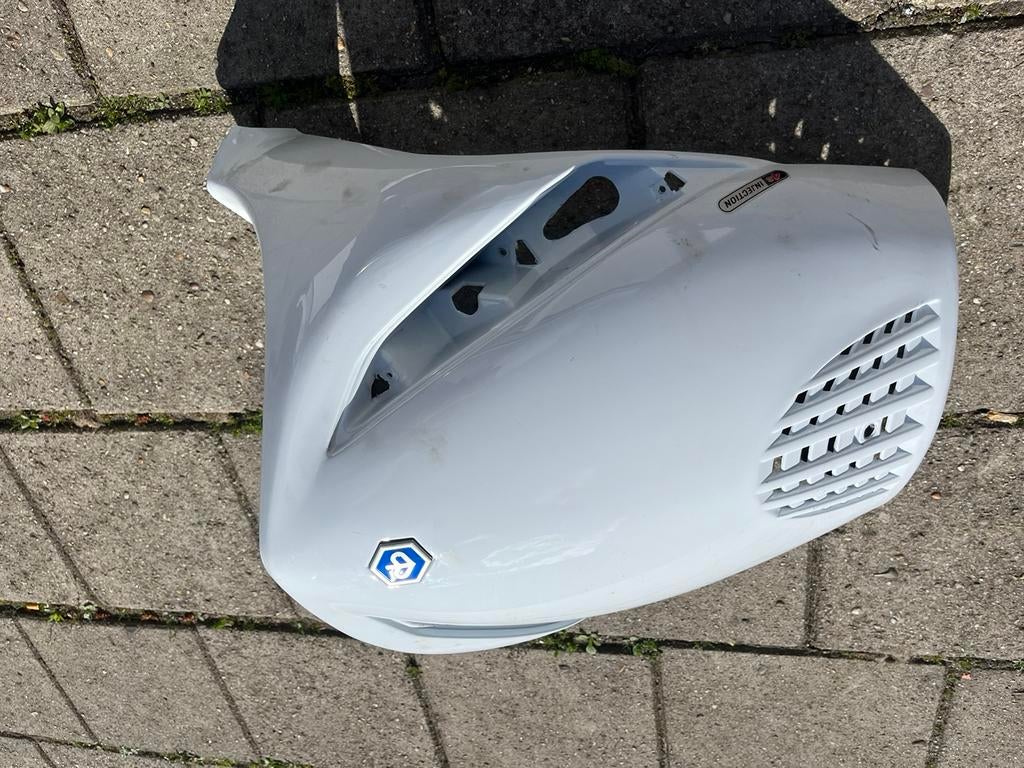 Piaggio zip voorkap nieuw licht beschadigd vies., Ophalen of Verzenden, Zo goed als nieuw, Kap, Piaggio