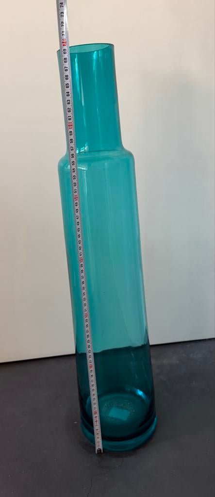 Hoge blauwgroene glazen vaas, Overige kleuren, 50 tot 75 cm, Ophalen of Verzenden, Glas