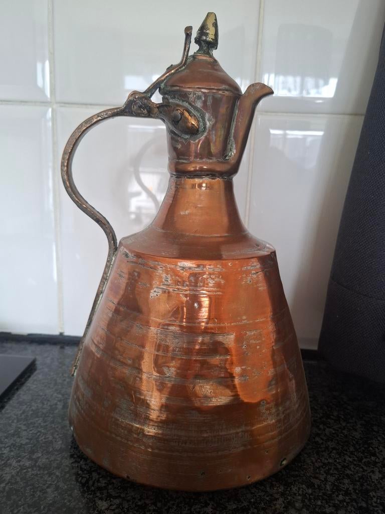 Koperen gehamerde Arabische waterkan, Ophalen of Verzenden