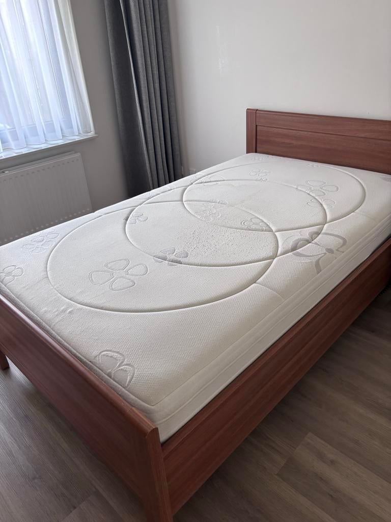 Comfortabel bed 120x200 cm met verstelbare lattenbodem, Huis en Inrichting, Slaapkamer | Bedden, Ophalen, Bruin, Twijfelaar, 120 cm