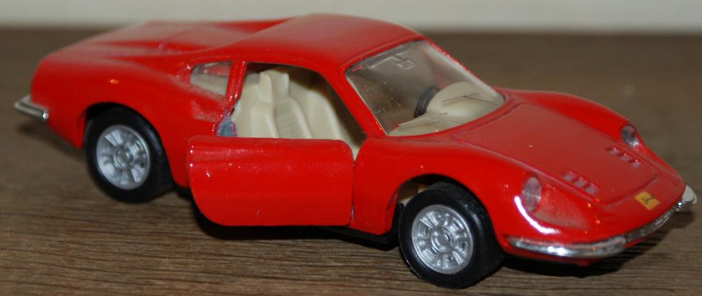 MAISTO (SHELL Collectie) - Ferrari Dino 246GT rood - 1:36 .., Hobby en Vrije tijd, Modelauto's | Overige schalen, Ophalen of Verzenden