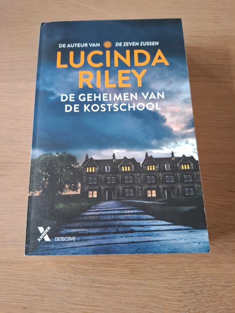 De geheimen van de kostschool - Lucinda Riley, Ophalen of Verzenden, Gelezen, Lucinda Riley