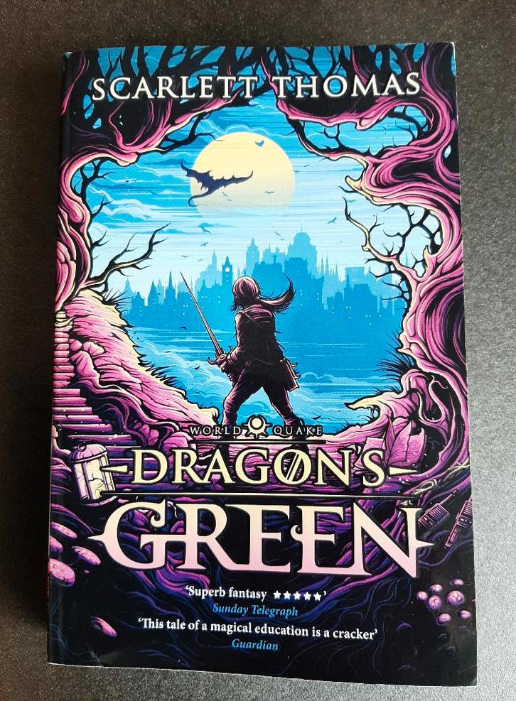 Scarlett Thomas - Dragon's Green - Worldquake 1, Boeken, Taal | Engels, Zo goed als nieuw, Fictie, Ophalen of Verzenden