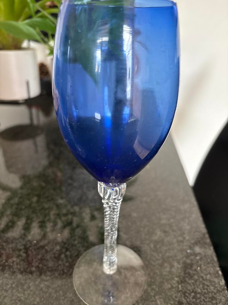blauwe wijn en champagne glazen met gedraaide steel, Ophalen
