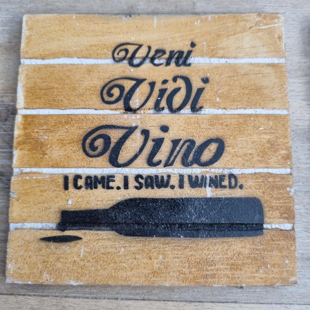 Houten Onderzetters 10x10 cm - Veni Vidi Vino (4 stuks), Ophalen of Verzenden, Nieuw, Glas of Kopje