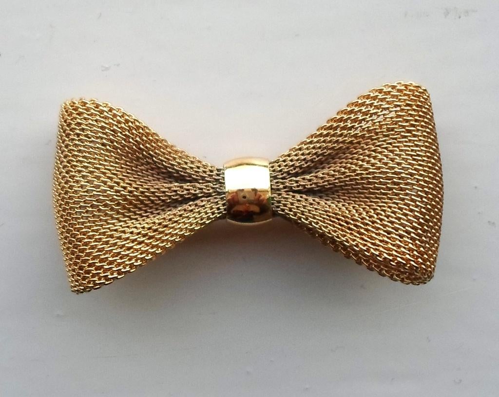 Broche vlinderstrik. Goudkleurig. Diane von Furstenberg, Ophalen of Verzenden, Zo goed als nieuw, Goud, Overige materialen