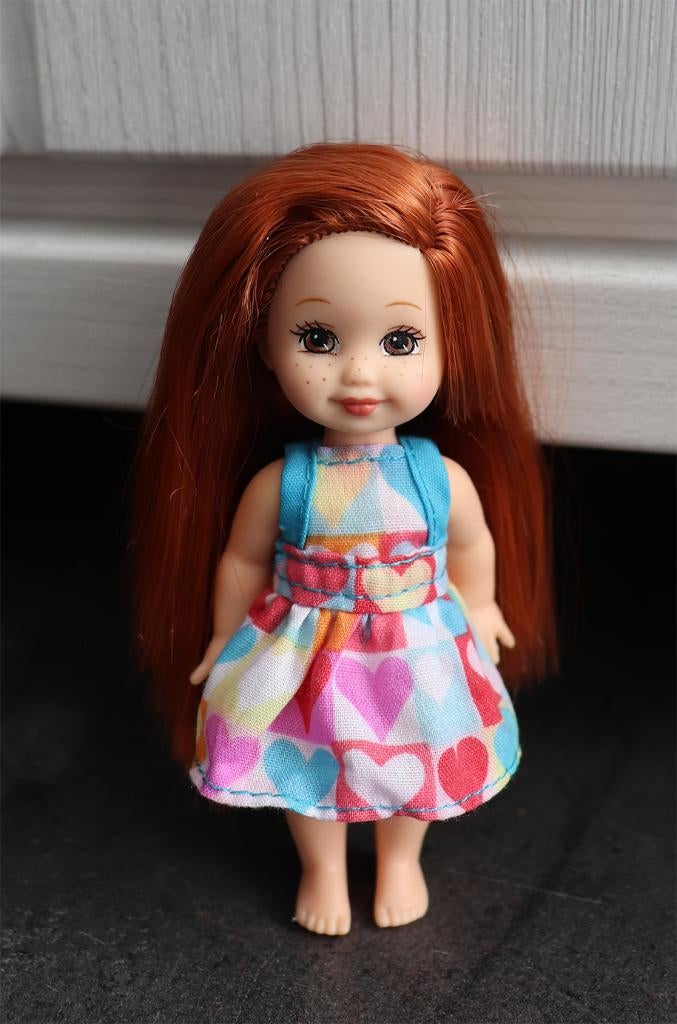 Barbie kleding nieuw - Jurkje Shelly Kelly - blauw wit roze, Ophalen of Verzenden, Nieuw, Barbie