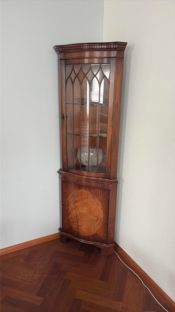 Schitterend klassiek vitrine/hoek-kastje, een eyecatcher!, Ophalen, Met deur(en), 50 tot 100 cm, Zo goed als nieuw