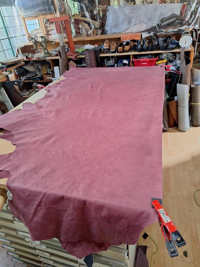 Zeer grootte rundshuid, Lila gevlamd., Hobby en Vrije tijd, Stoffen en Lappen, 120 cm of meer, Leer of Kunstleer, Ophalen of Verzenden