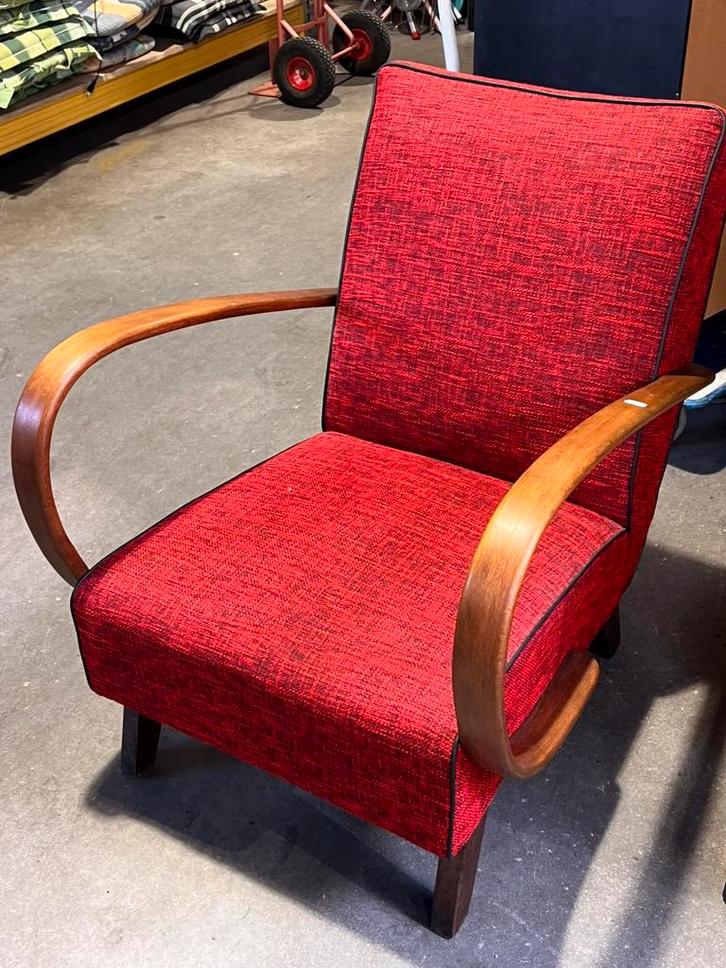 2 vintage stoelen jindrich halabala 1 met gespleten leuning, Huis en Inrichting, Stoelen, Zo goed als nieuw, Twee, Stof, Rood