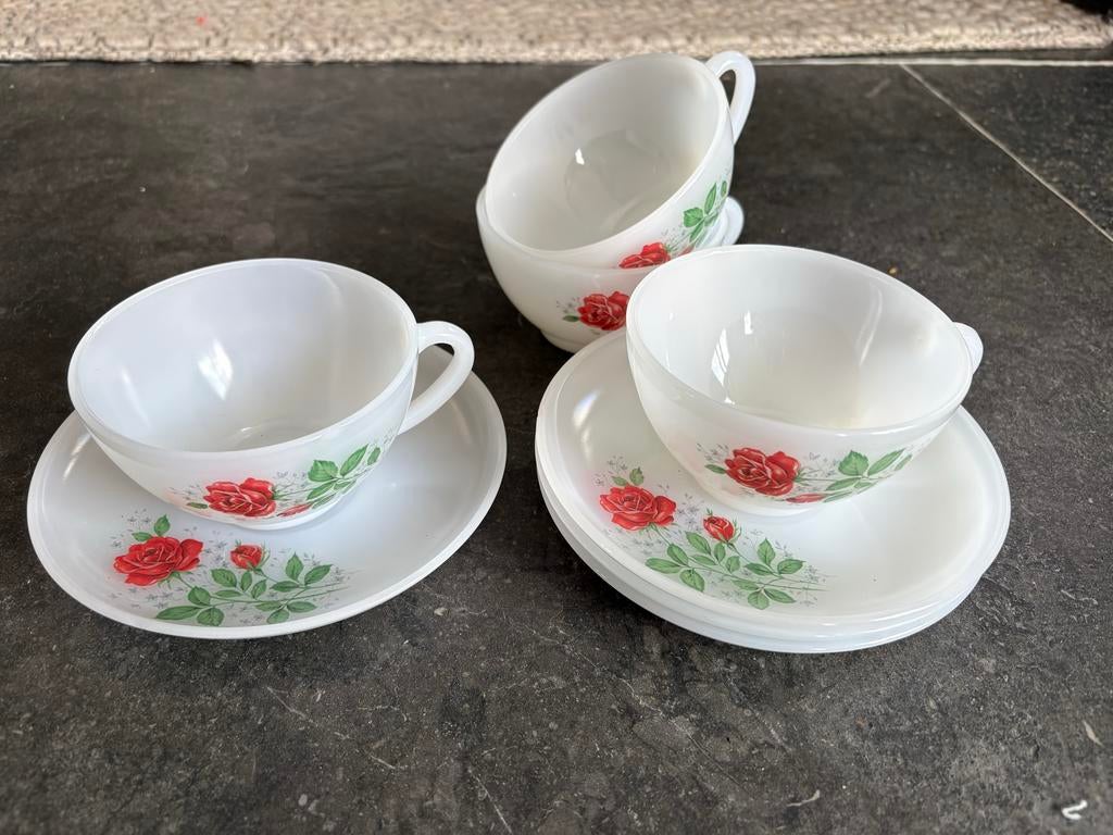 Vier vintage Arcopal France kop en schotels met rozenpatroon, Ophalen of Verzenden