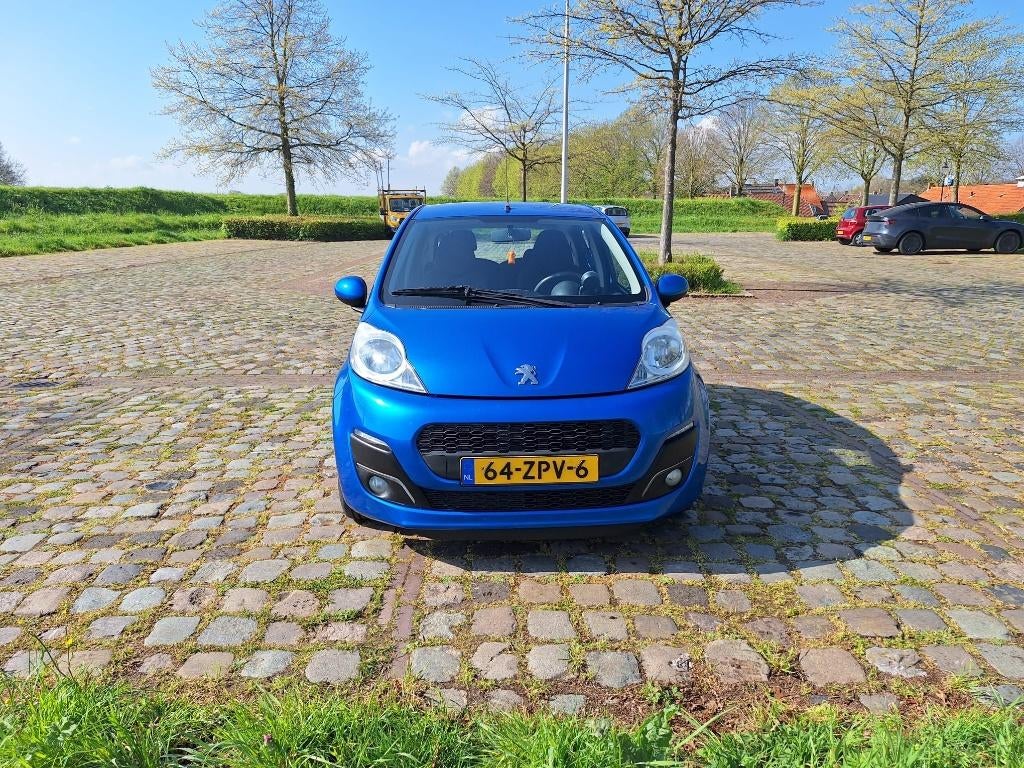 Peugeot 107 1.0 12V 5DR 2013 Blauw. €3200.00, Auto's, Voorwielaandrijving, Stof, Metallic lak, Origineel Nederlands