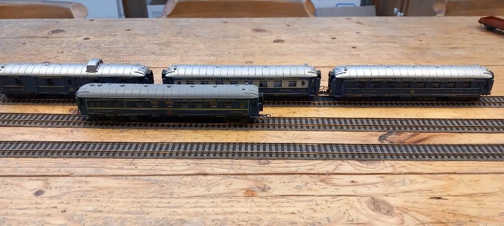 Vier rijtuigen Jouef en Lima, Hobby en Vrije tijd, Modeltreinen | H0, Gebruikt, Jouef, Gelijkstroom of Wisselstroom, Wagon