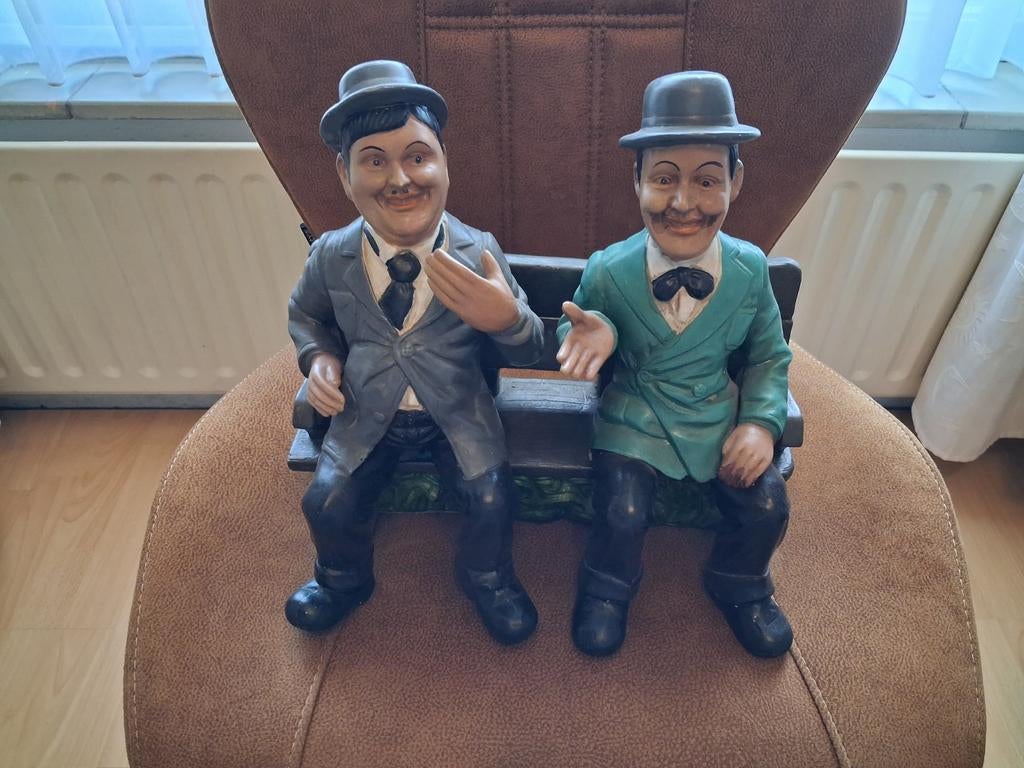 Beeldje De Dikke en De Dunne op bankje, Verzamelen, Beelden en Beeldjes, Ophalen, Gebruikt, Mens