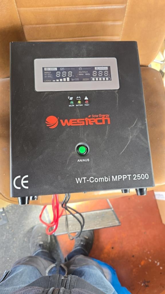 Westech Omvormer 220volt 2500w piek  en mppt lader 24volt, Ophalen