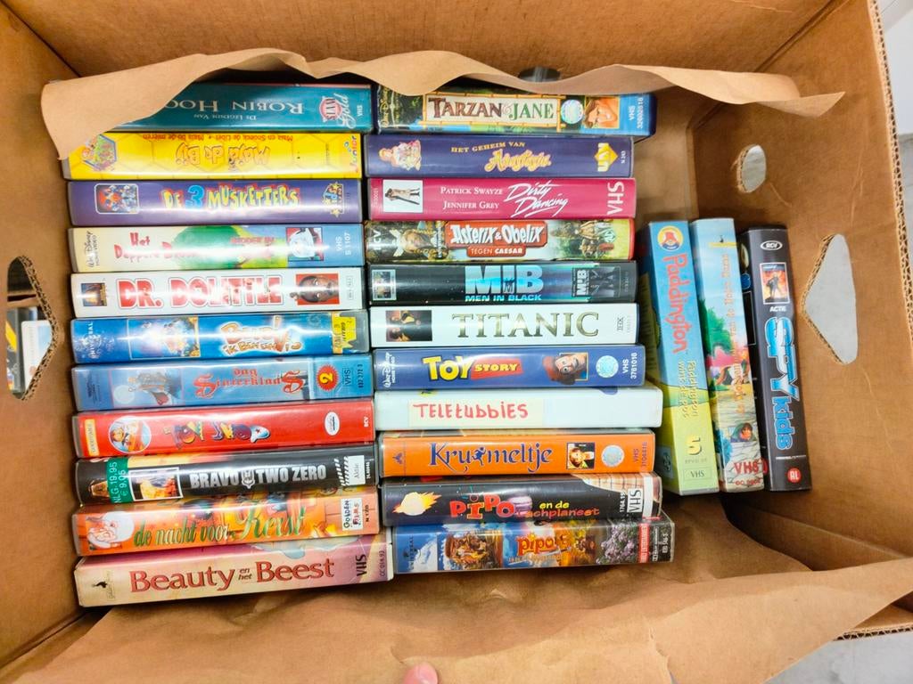 3 volle bananen dozen vhs - videobanden grote partij, Alle leeftijden, Ophalen, Gebruikt