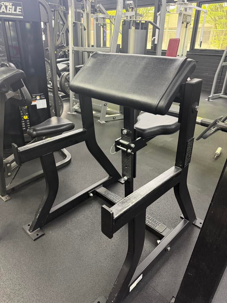 Hammer strength bicep bankje, Ophalen, Krachtstation