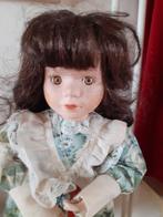 Porseleinen pop met houten handgemaakte viool., Ophalen of Verzenden, Zo goed als nieuw, Overige typen