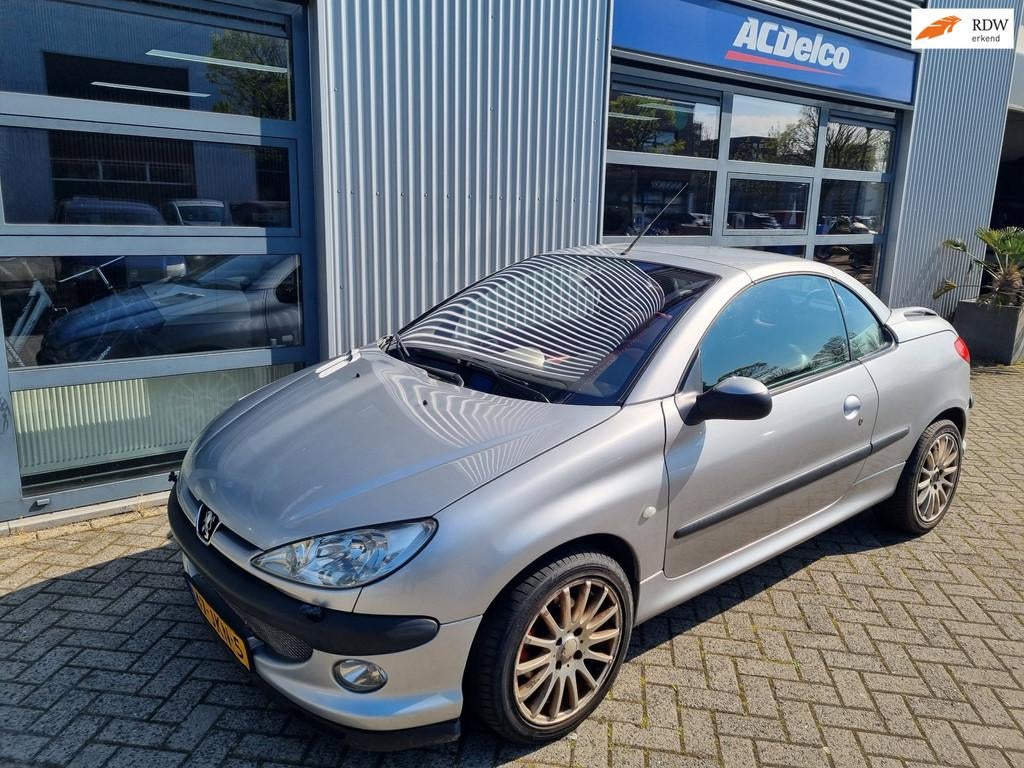 Peugeot 206 CC 2.0-16V / airco / stoelverwarming, 136 pk, Gebruikt, 4 cilinders, 4 stoelen