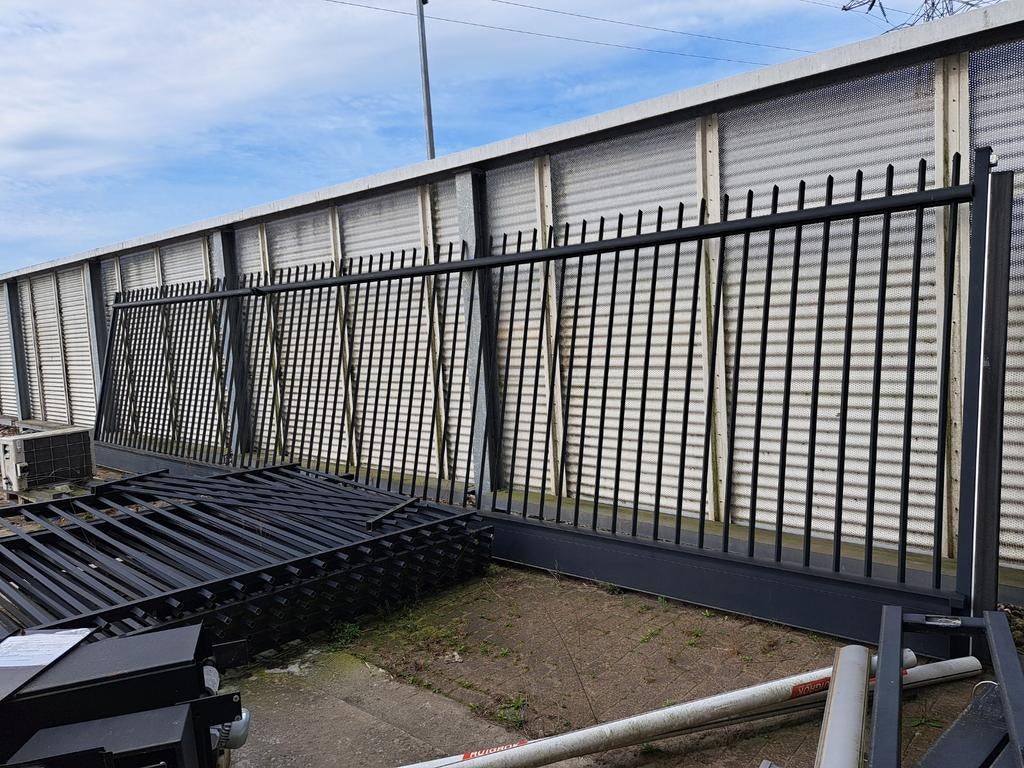 Schuifpoort 10 meter met 6 hekken en slagbomen, Tuin en Terras, Tuinhekken en Hekwerk, Spijlenhekwerk, Aluminium, Ophalen