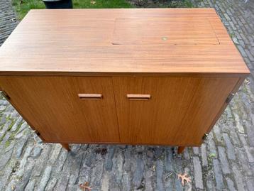 Vintage Deens naaimachine kastje design beschikbaar voor biedingen