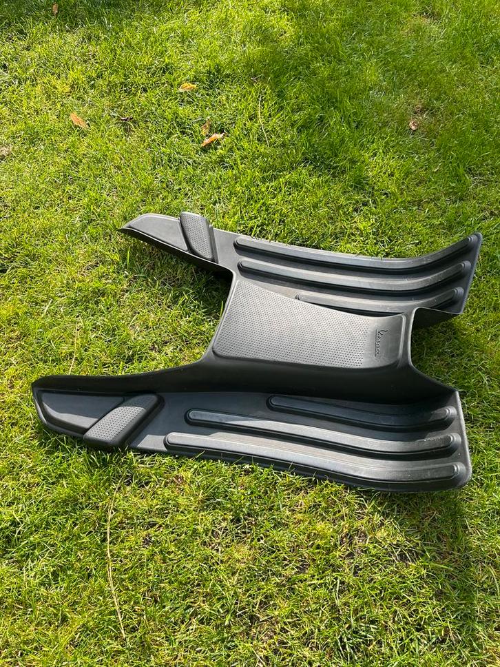 Vespa LX/LXV/S Rubbermat Treeplank - Origineel, Fietsen en Brommers, Scooters | Vespa, Gebruikt, Ophalen of Verzenden