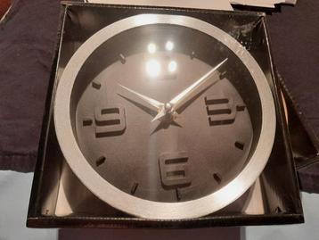 Wandklok zilver en zwart 15 cm nieuw! beschikbaar voor biedingen