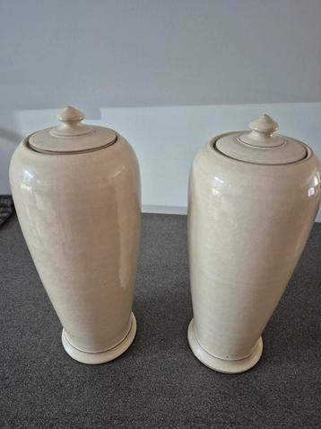 2 cremekleurige sierlijke potten/ vazen met deksel beschikbaar voor biedingen