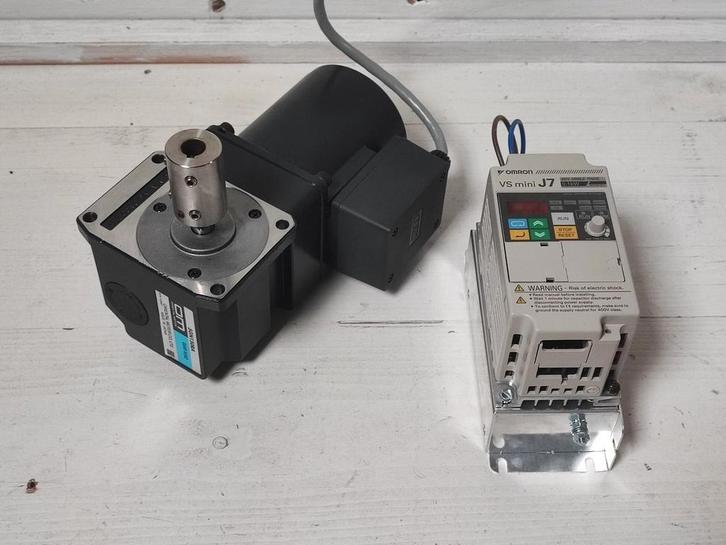 Oriental Motor 5IK40GN-UT4 met Omron VS mini J7, Hobby en Vrije tijd, Elektronica-componenten, Zo goed als nieuw, Ophalen of Verzenden