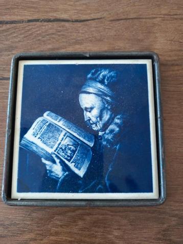 Delftsblauwe tegel. Vrouw met boek beschikbaar voor biedingen
