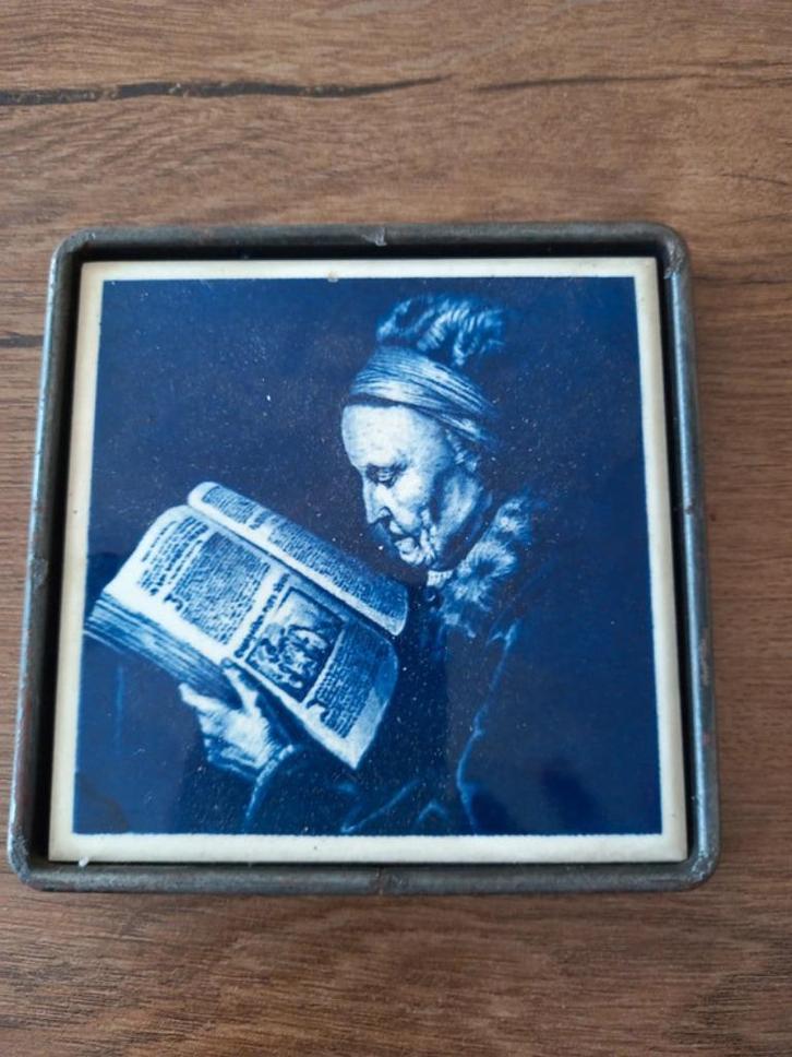 Delftsblauwe tegel. Vrouw met boek, Antiek en Kunst, Antiek | Wandborden en Tegels, Ophalen of Verzenden