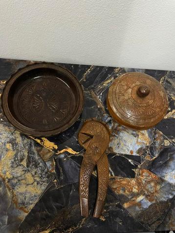 Houten notenkraker en schaaltjes met versiering. Hardhout beschikbaar voor biedingen