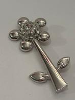 Zilverkleurige Bloemen Broche met Swarovski crystal, Overige materialen, 4 tot 7 cm, Nieuw, Ophalen of Verzenden