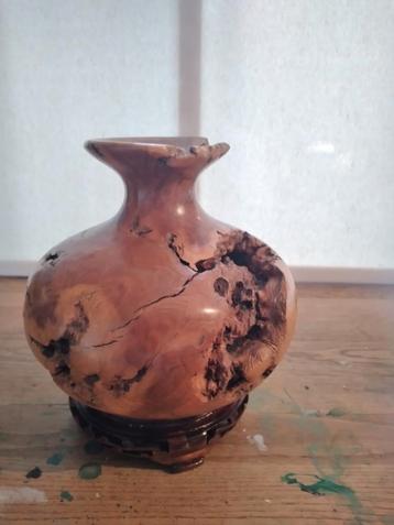 Houten Vaas met Unieke Textuur beschikbaar voor biedingen