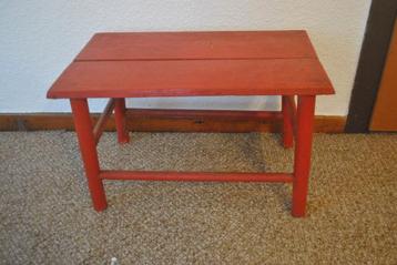 Houten krukje, tafeltje, brocante beschikbaar voor biedingen