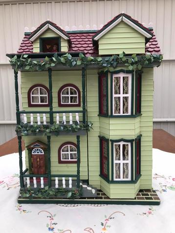 Groot kersthuis met verlichting. beschikbaar voor biedingen