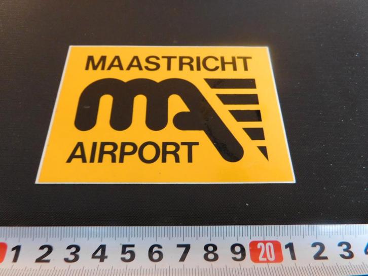 sticker geel logo MAASTRICHT AIRPORT *, Verzamelen, Stickers, Zo goed als nieuw, Ophalen
