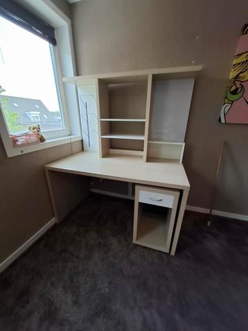 Mooi groot degelijk bureau IKEA met whitebord  beschikbaar voor biedingen