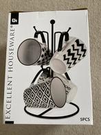 NIEUW: zwart/witte mokken aan standaard, Huis en Inrichting, Keuken | Servies, Ophalen of Verzenden, Nieuw, Overige stijlen, Kop(pen) en/of Schotel(s)